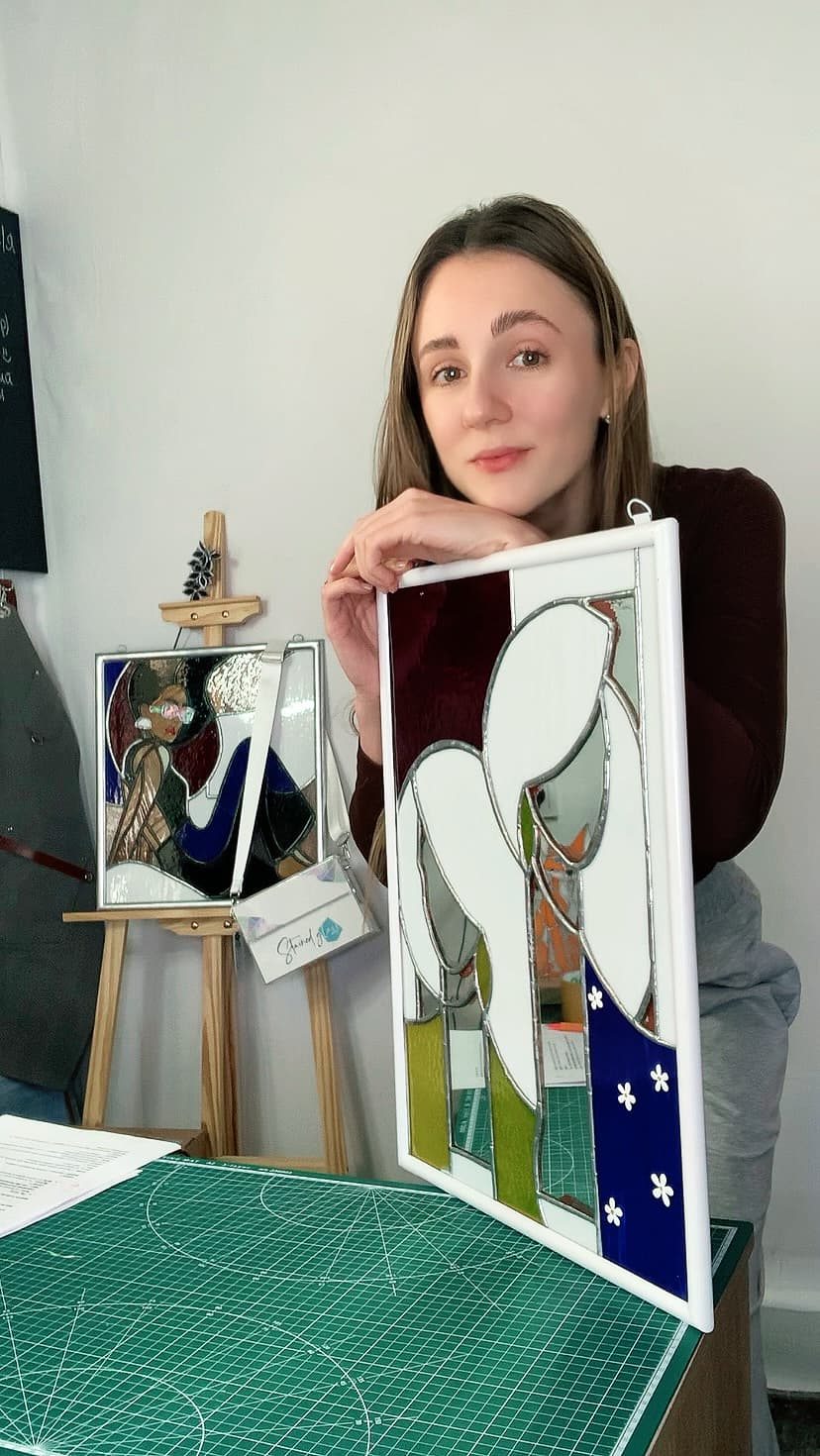 Екатерина — мастер витражей